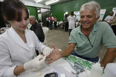 Ao longo do ano, são promovidas campanhas de conscientização fora da unidade hospitalar