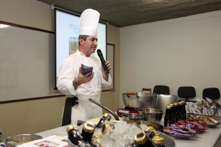 Chef francês David Joubert dá aula de alimentação saudável no Colégio Estadual Júlia Kubitschek. Carmem Assumpção, coordenadora do ambulatório infanto juvenil do IEDE.