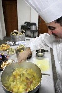 Chef francês David Joubert dá aula de alimentação saudável no Colégio Estadual Júlia Kubitschek. Carmem Assumpção, coordenadora do ambulatório infanto juvenil do IEDE.