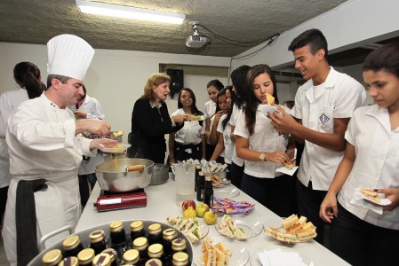 Chef francês David Joubert dá aula de alimentação saudável no Colégio Estadual Júlia Kubitschek. Carmem Assumpção, coordenadora do ambulatório infanto juvenil do IEDE.