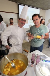 Chef francês David Joubert dá aula de alimentação saudável no Colégio Estadual Júlia Kubitschek. Carmem Assumpção, coordenadora do ambulatório infanto juvenil do IEDE.