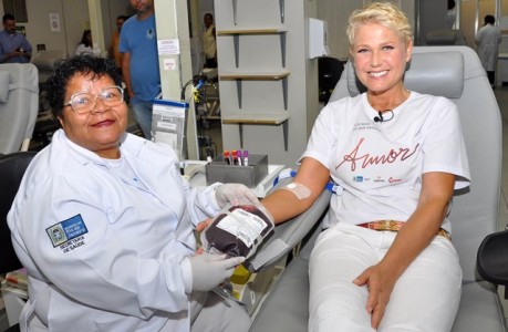 Xuxa doa no Hemorio e convida amigos para aumentar bolsas de sangue  (Foto: Ascom/Hemorio)