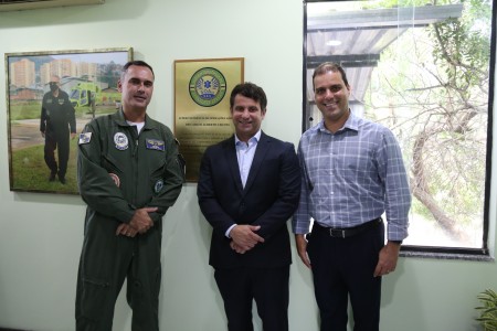 Comandante tenente coronel Rodrigo Medina, responsável pelo SOAer, o secretário de Estado de Saúde, Dr.Luizinho, e o coordenador da Central Estadual de Transplantes, Alexandre Cauduro, participaram da solenidade